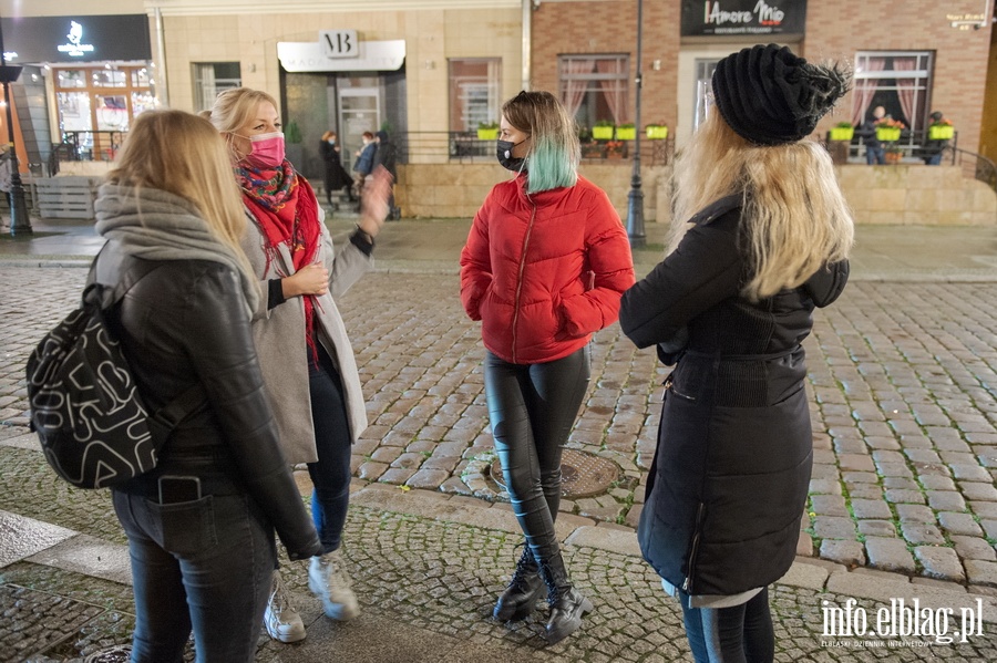 Elblski Strajk Kobiet zorganizowa kolejny protest pt.: ,, Wkurzone za Warszaw ''., fot. 18