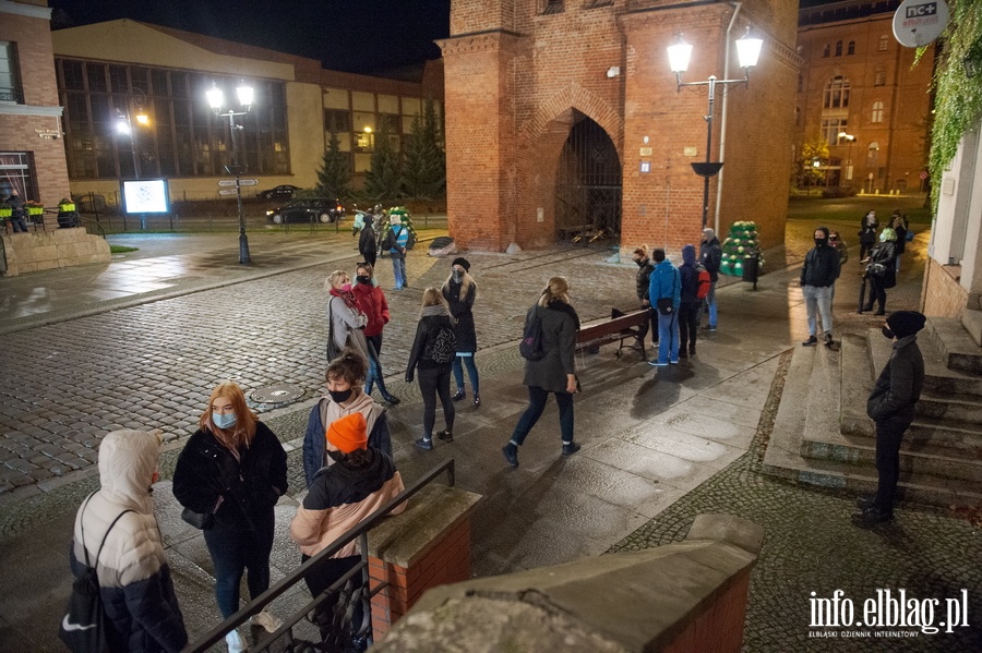 Elblski Strajk Kobiet zorganizowa kolejny protest pt.: ,, Wkurzone za Warszaw ''., fot. 19