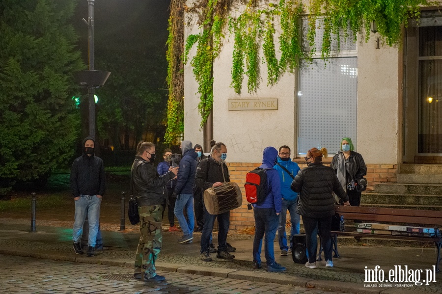 Elblski Strajk Kobiet zorganizowa kolejny protest pt.: ,, Wkurzone za Warszaw ''., fot. 29