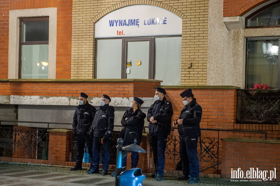 Elblski Strajk Kobiet zorganizowa kolejny protest pt.: ,, Wkurzone za Warszaw ''., fot. 30