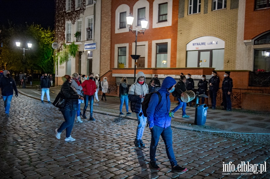 Elblski Strajk Kobiet zorganizowa kolejny protest pt.: ,, Wkurzone za Warszaw ''., fot. 31