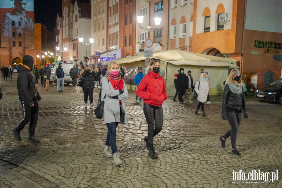 Elblski Strajk Kobiet zorganizowa kolejny protest pt.: ,, Wkurzone za Warszaw ''., fot. 35