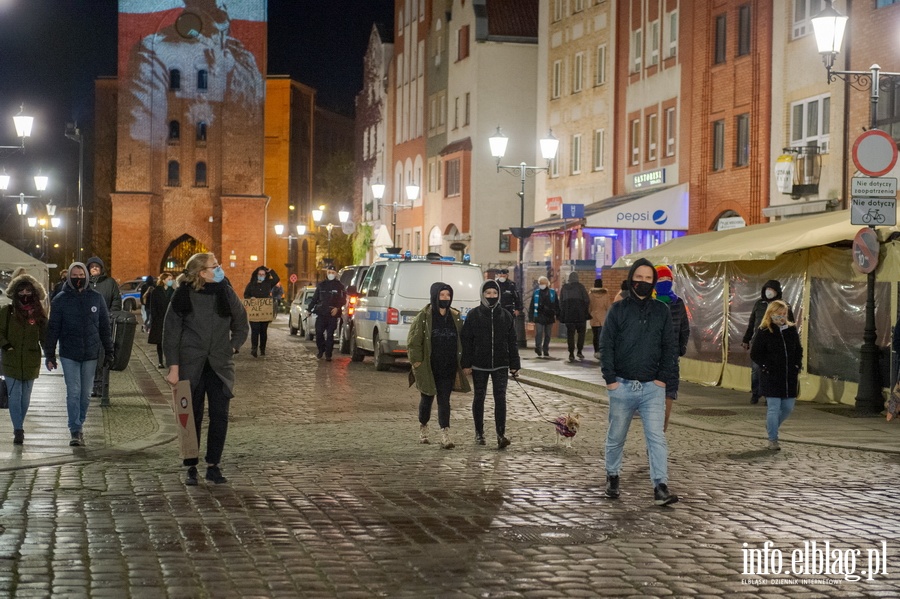 Elblski Strajk Kobiet zorganizowa kolejny protest pt.: ,, Wkurzone za Warszaw ''., fot. 36