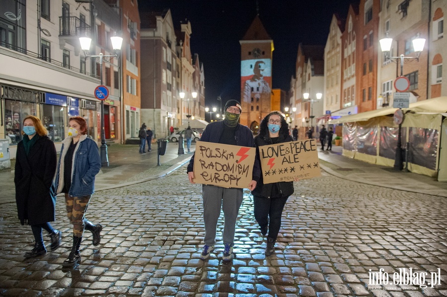 Elblski Strajk Kobiet zorganizowa kolejny protest pt.: ,, Wkurzone za Warszaw ''., fot. 37