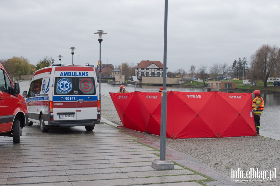Zwłoki mężczyzny w rzece Elbląg przy Moście Dolnym, fot. 3