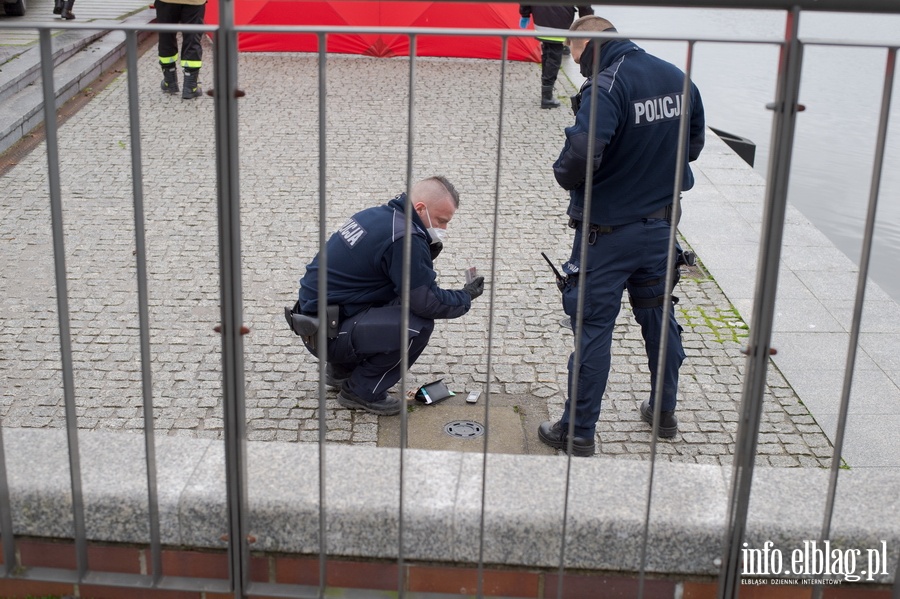 Zwłoki mężczyzny w rzece Elbląg przy Moście Dolnym, fot. 4