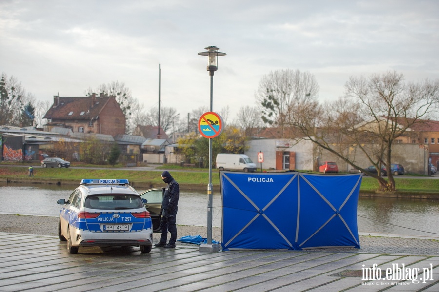 Zwłoki mężczyzny w rzece Elbląg przy Moście Dolnym, fot. 16