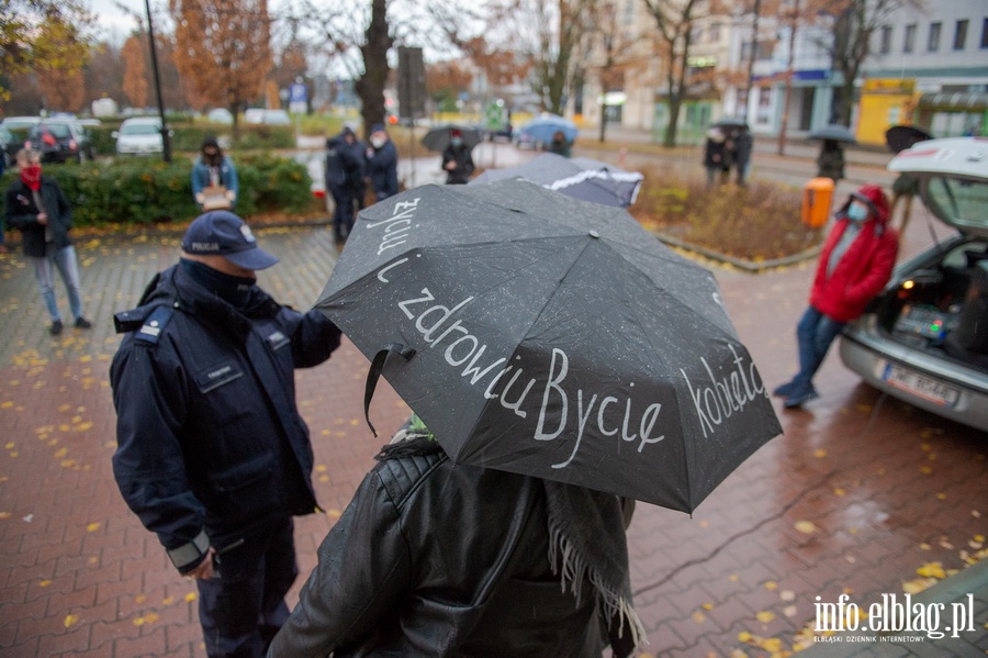 W Elblgu odby si dzi kolejny Strajk Kobiet. Dat wybrano nieprzypadkowo, fot. 8