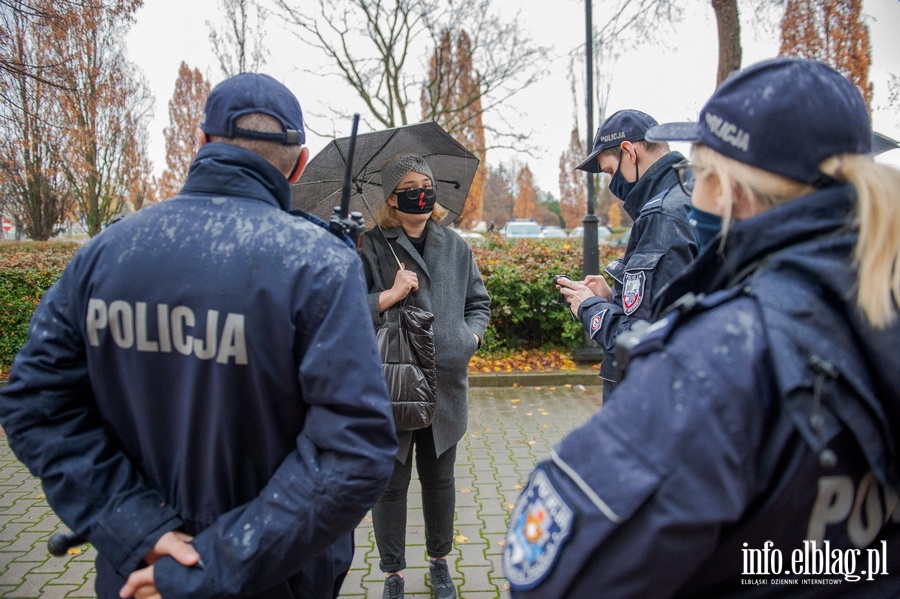 W Elblgu odby si dzi kolejny Strajk Kobiet. Dat wybrano nieprzypadkowo, fot. 13