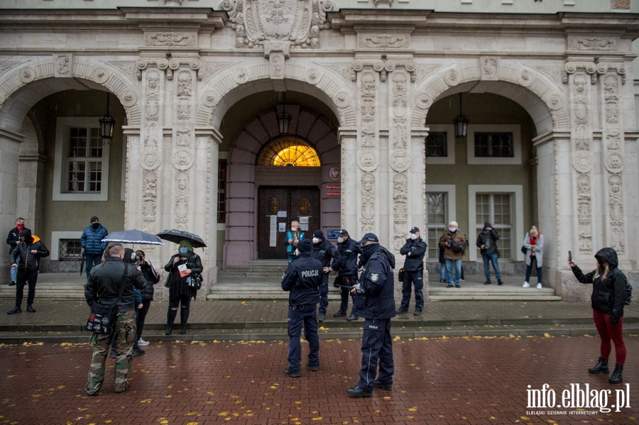 W Elblągu odbył się dziś kolejny Strajk Kobiet. Datę wybrano nieprzypadkowo, fot. 17
