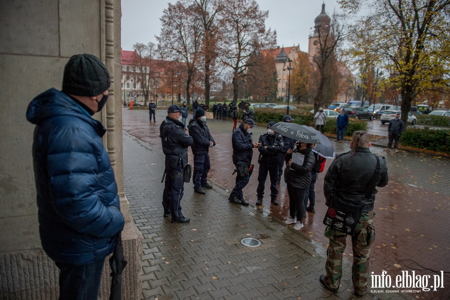 W Elblągu odbył się dziś kolejny Strajk Kobiet. Datę wybrano nieprzypadkowo, fot. 27
