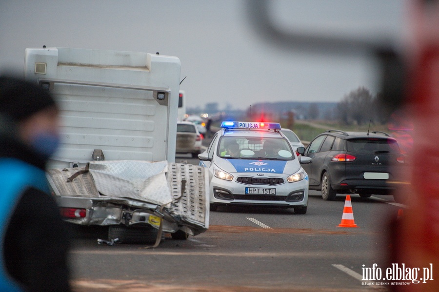 Pocig policyjny na S7. Zniszczone cztery auta, fot. 1