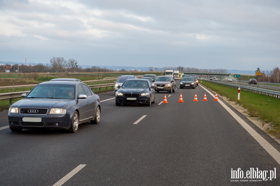 Pocig policyjny na S7. Zniszczone cztery auta, fot. 12