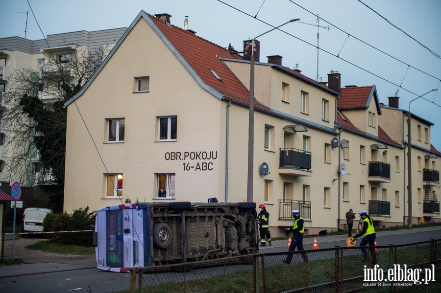 Wypadek na Obrocw Pokoju. Samochd osobowy uderzy w samochd dostawczy., fot. 2