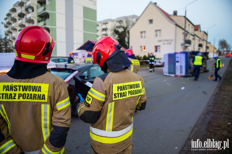 Wypadek na Obrocw Pokoju. Samochd osobowy uderzy w samochd dostawczy., fot. 4