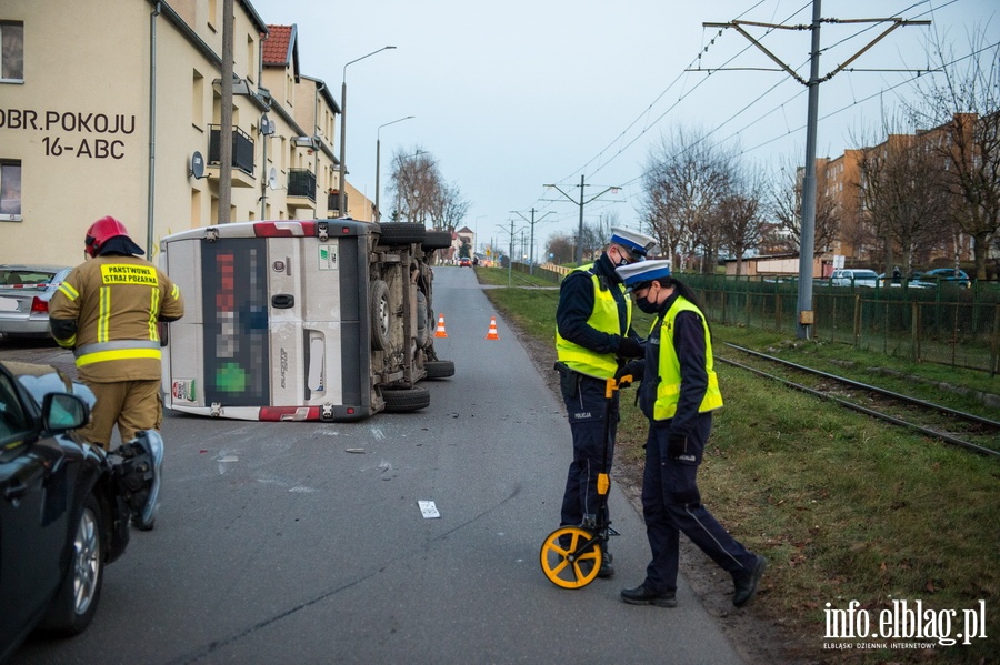 Wypadek na Obrocw Pokoju. Samochd osobowy uderzy w samochd dostawczy., fot. 6