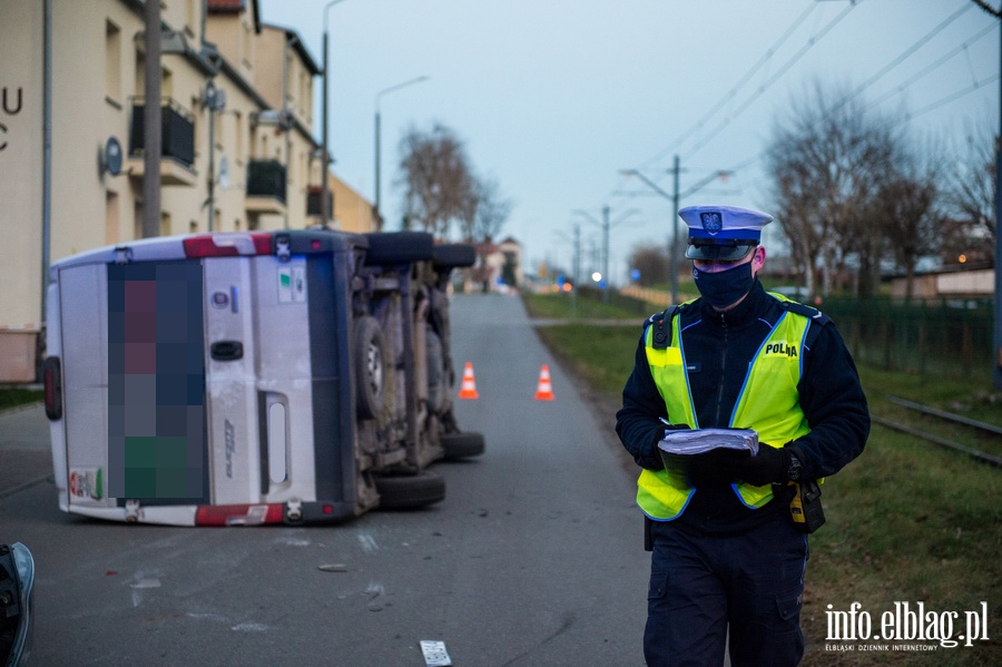 Wypadek na Obrocw Pokoju. Samochd osobowy uderzy w samochd dostawczy., fot. 8