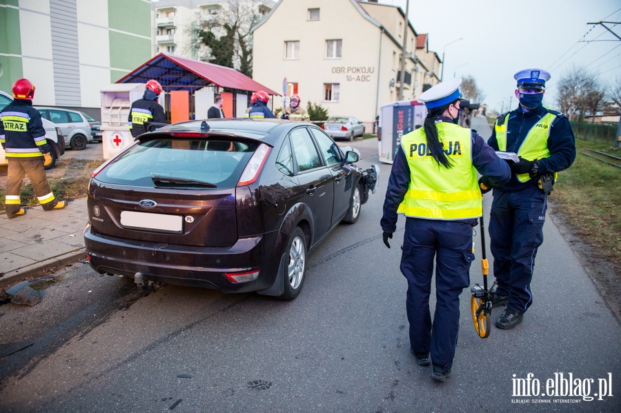 Wypadek na Obrocw Pokoju. Samochd osobowy uderzy w samochd dostawczy., fot. 9