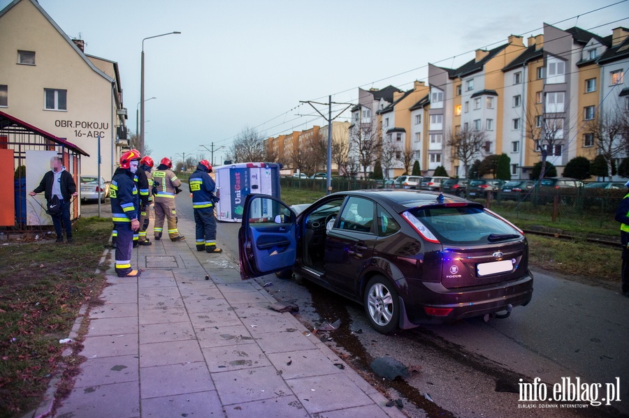 Wypadek na Obrocw Pokoju. Samochd osobowy uderzy w samochd dostawczy., fot. 10