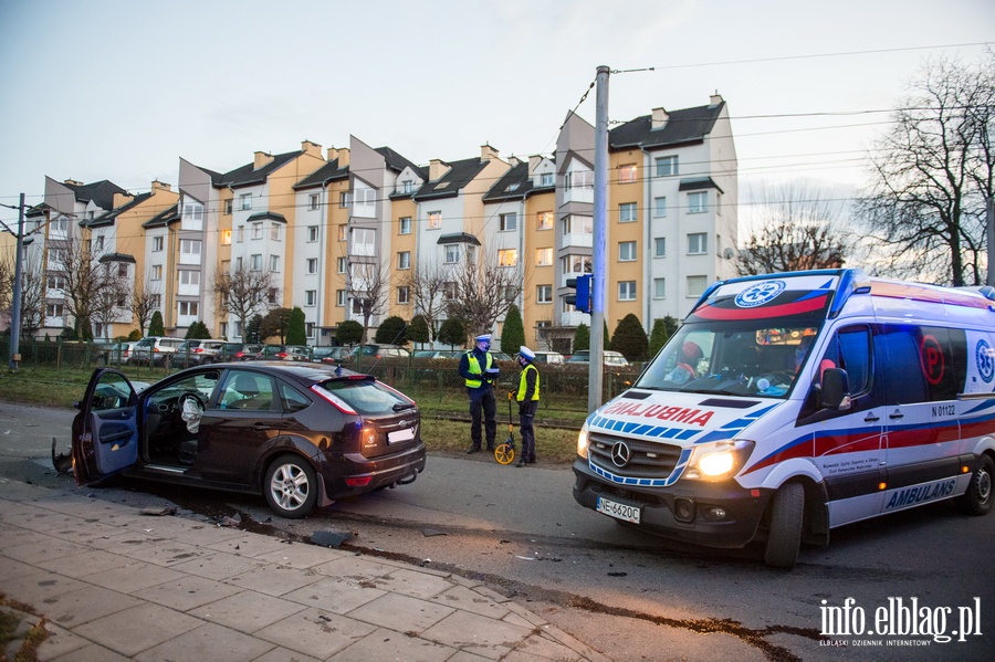 Wypadek na Obrocw Pokoju. Samochd osobowy uderzy w samochd dostawczy., fot. 11