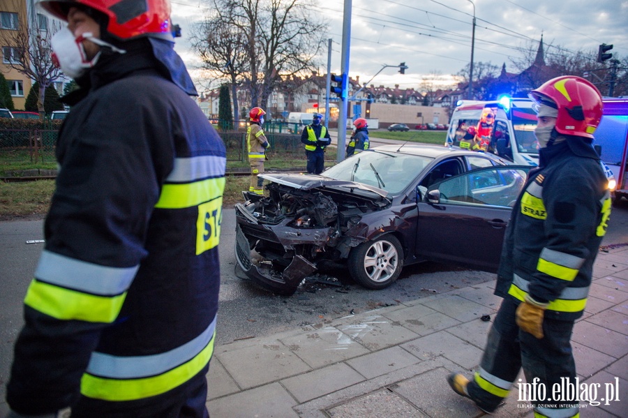 Wypadek na Obrocw Pokoju. Samochd osobowy uderzy w samochd dostawczy., fot. 12