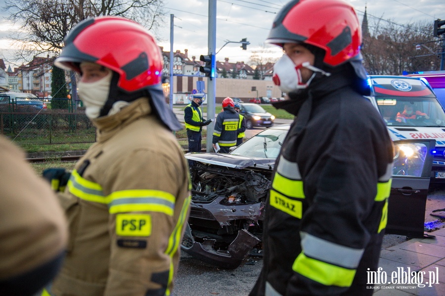 Wypadek na Obrocw Pokoju. Samochd osobowy uderzy w samochd dostawczy., fot. 13