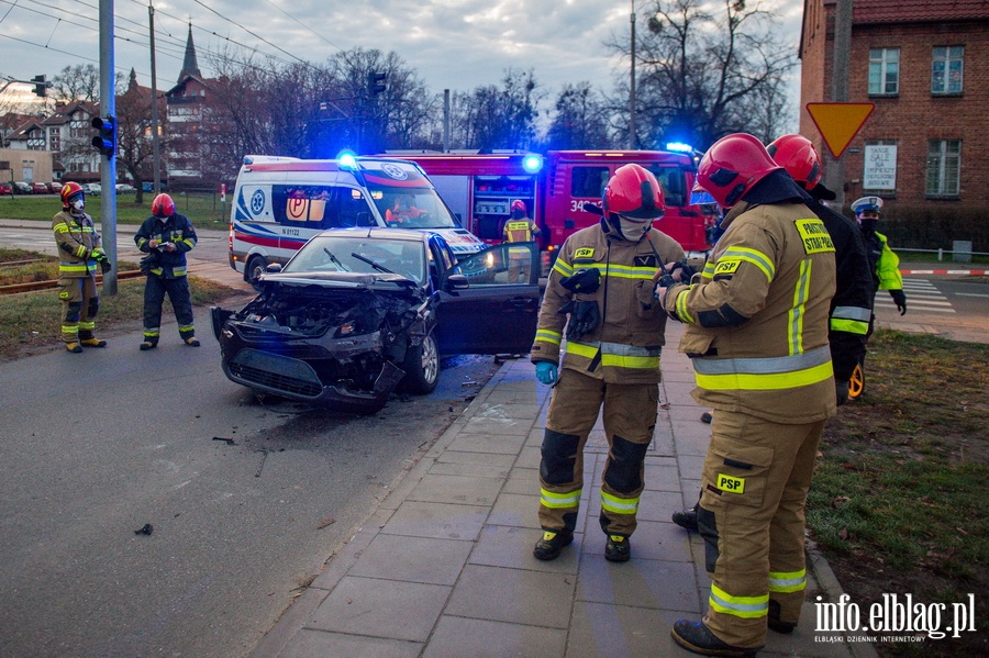 Wypadek na Obrońców Pokoju. Samochód osobowy uderzył w samochód dostawczy., fot. 14