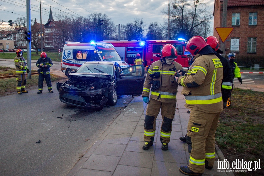 Wypadek na Obrocw Pokoju. Samochd osobowy uderzy w samochd dostawczy., fot. 14