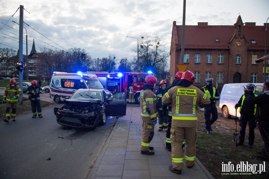 Wypadek na Obrocw Pokoju. Samochd osobowy uderzy w samochd dostawczy., fot. 15