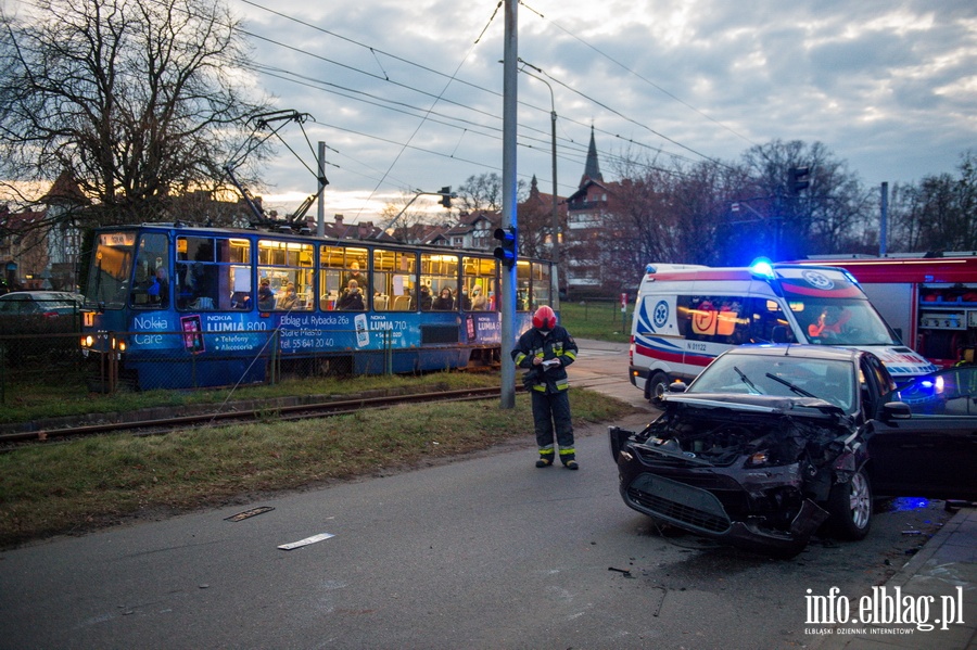 Wypadek na Obrocw Pokoju. Samochd osobowy uderzy w samochd dostawczy., fot. 16