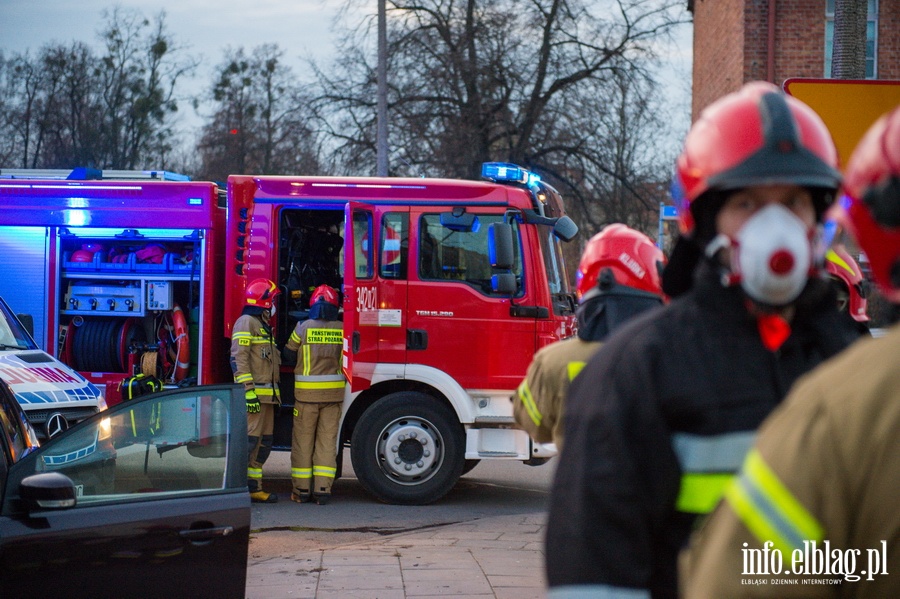 Wypadek na Obrocw Pokoju. Samochd osobowy uderzy w samochd dostawczy., fot. 17