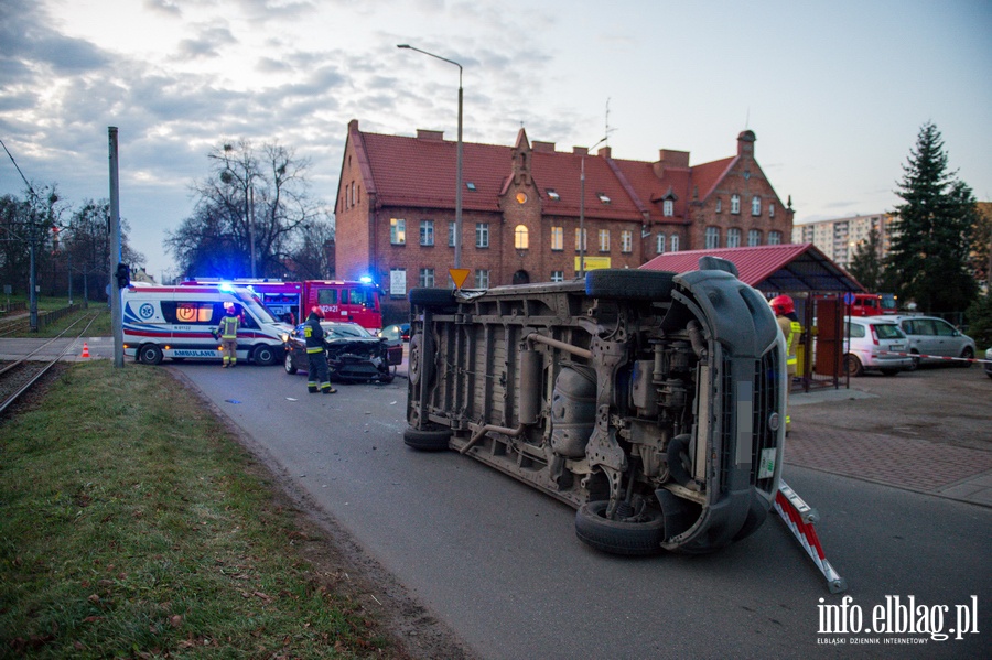 Wypadek na Obrocw Pokoju. Samochd osobowy uderzy w samochd dostawczy., fot. 18