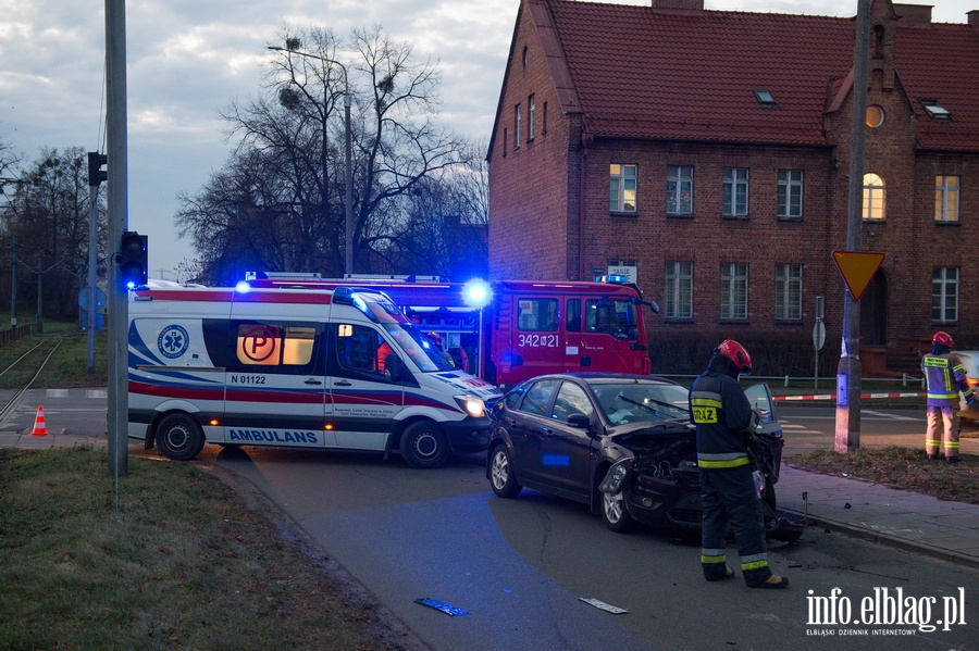 Wypadek na Obrocw Pokoju. Samochd osobowy uderzy w samochd dostawczy., fot. 19