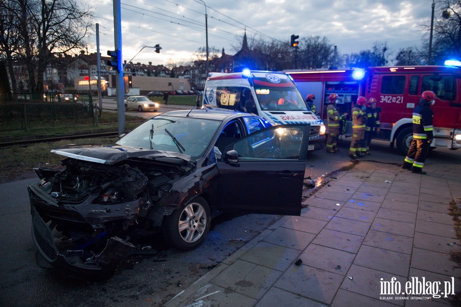 Wypadek na Obrocw Pokoju. Samochd osobowy uderzy w samochd dostawczy., fot. 24