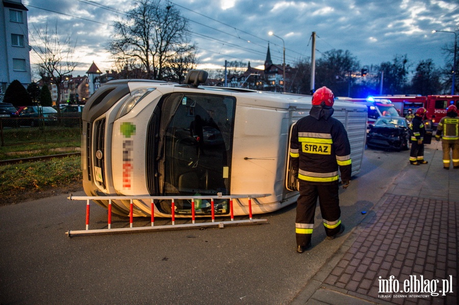 Wypadek na Obrocw Pokoju. Samochd osobowy uderzy w samochd dostawczy., fot. 25