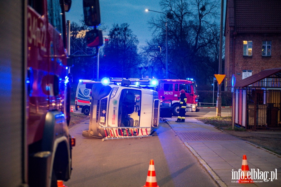 Wypadek na Obrocw Pokoju. Samochd osobowy uderzy w samochd dostawczy., fot. 26