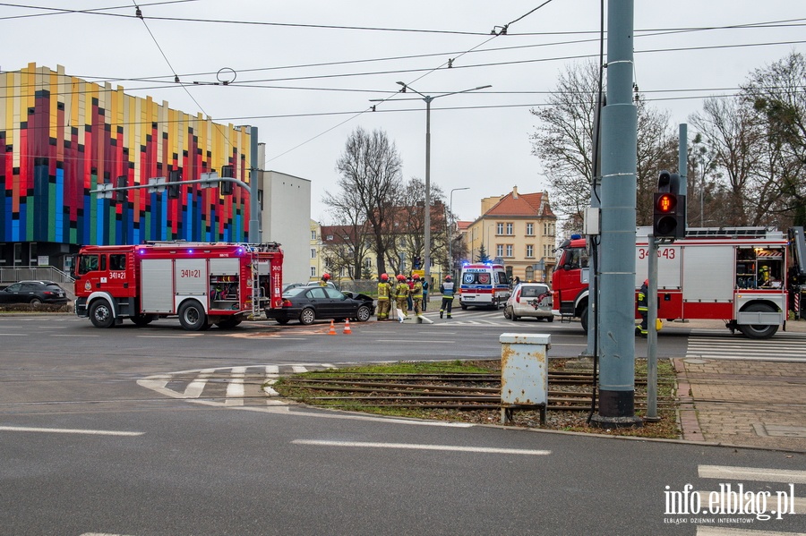 Wypadek dwóch samochodów osobowych na rogu ulic Grota Roweckiego z Romualda Traugutta., fot. 1