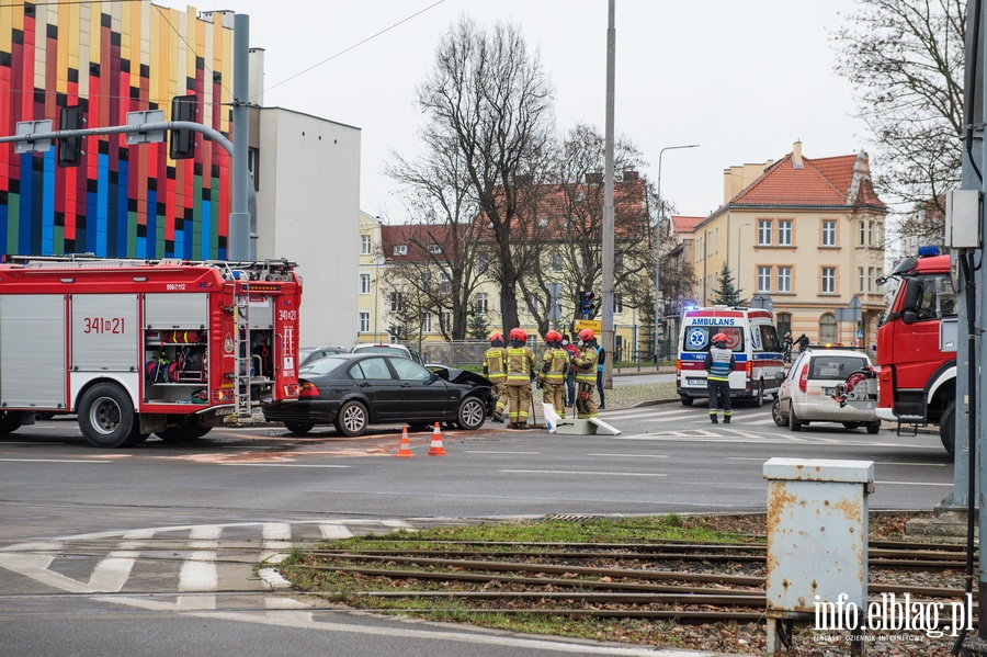 Wypadek dwch samochodw osobowych na rogu ulic Grota Roweckiego z Romualda Traugutta., fot. 2