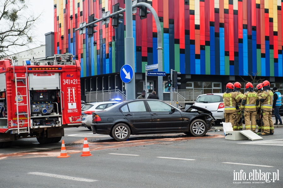 Wypadek dwch samochodw osobowych na rogu ulic Grota Roweckiego z Romualda Traugutta., fot. 3