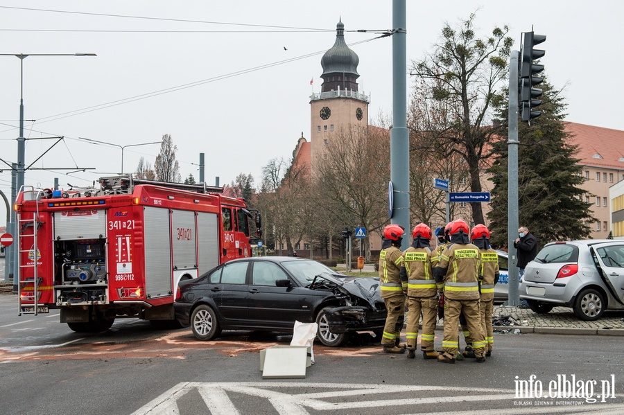 Wypadek dwch samochodw osobowych na rogu ulic Grota Roweckiego z Romualda Traugutta., fot. 4