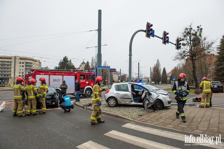 Wypadek dwch samochodw osobowych na rogu ulic Grota Roweckiego z Romualda Traugutta., fot. 5