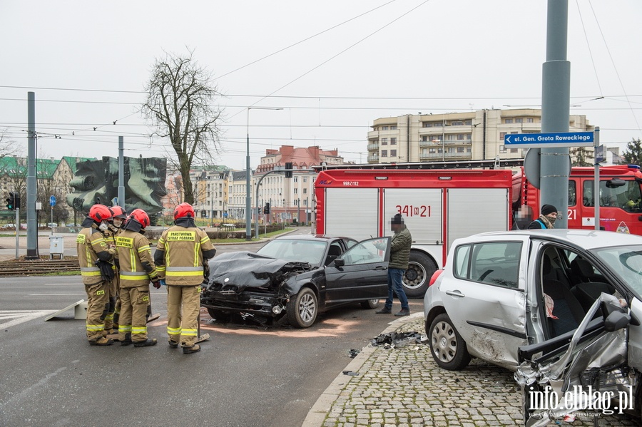 Wypadek dwch samochodw osobowych na rogu ulic Grota Roweckiego z Romualda Traugutta., fot. 6