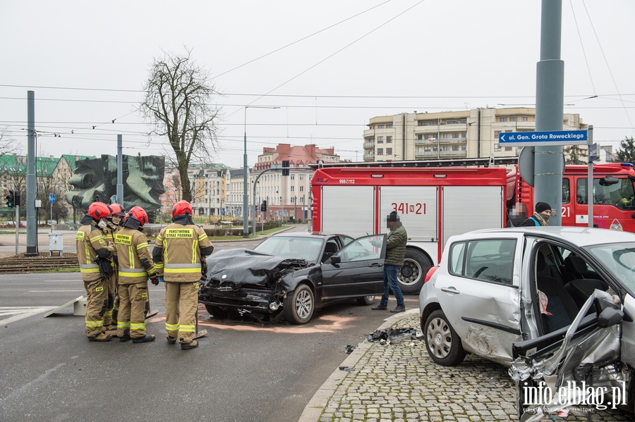 Wypadek dwóch samochodów osobowych na rogu ulic Grota Roweckiego z Romualda Traugutta., fot. 6