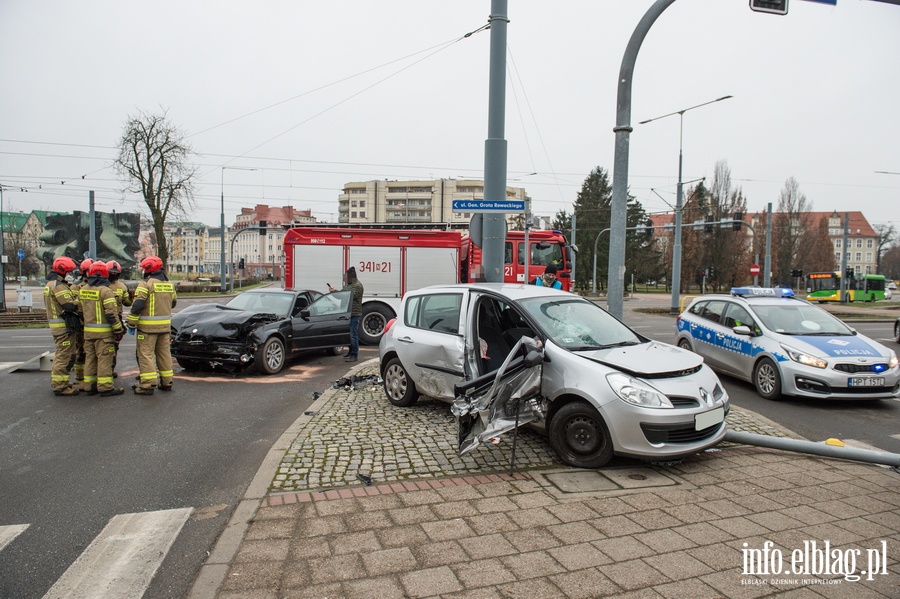 Wypadek dwch samochodw osobowych na rogu ulic Grota Roweckiego z Romualda Traugutta., fot. 7