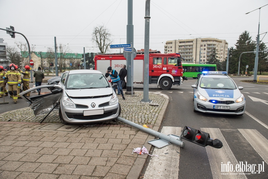 Wypadek dwch samochodw osobowych na rogu ulic Grota Roweckiego z Romualda Traugutta., fot. 8