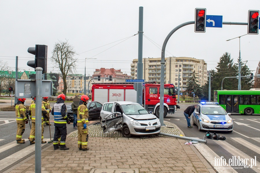 Wypadek dwch samochodw osobowych na rogu ulic Grota Roweckiego z Romualda Traugutta., fot. 9