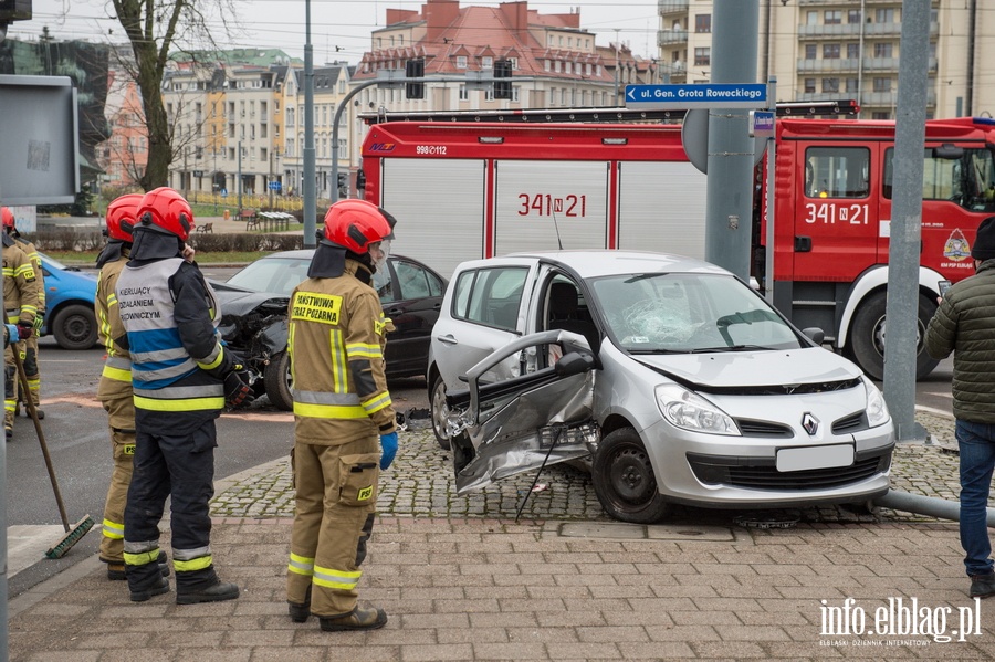 Wypadek dwch samochodw osobowych na rogu ulic Grota Roweckiego z Romualda Traugutta., fot. 10