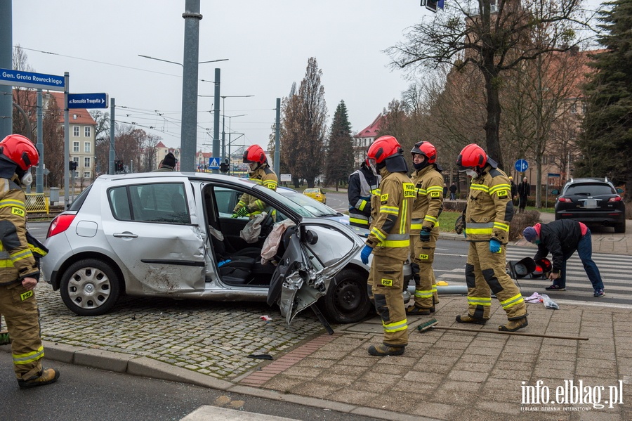 Wypadek dwch samochodw osobowych na rogu ulic Grota Roweckiego z Romualda Traugutta., fot. 20