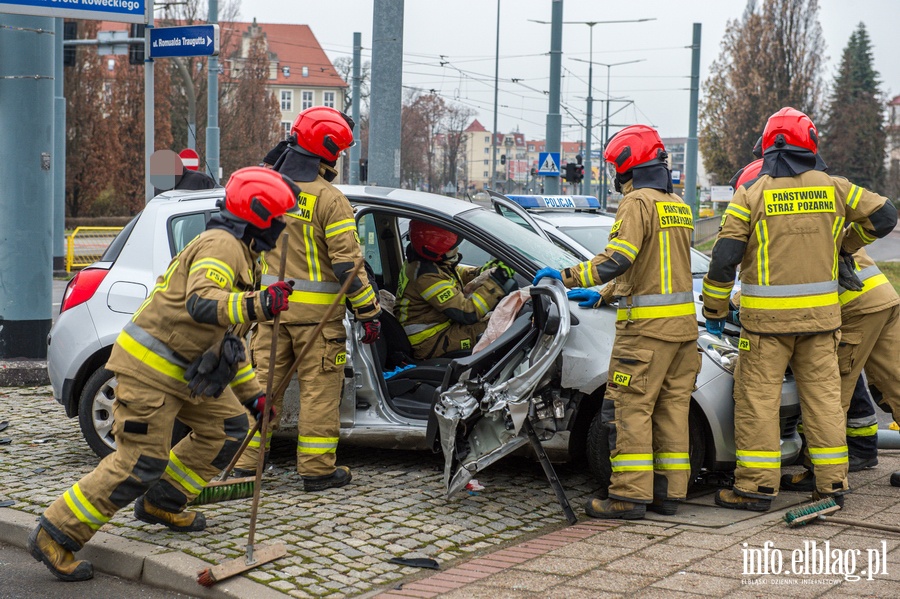 Wypadek dwch samochodw osobowych na rogu ulic Grota Roweckiego z Romualda Traugutta., fot. 21