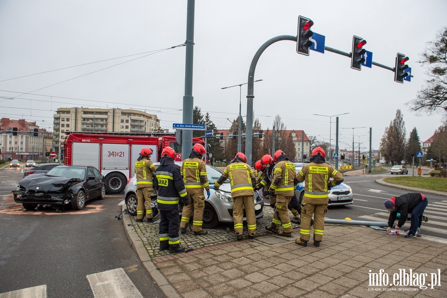 Wypadek dwch samochodw osobowych na rogu ulic Grota Roweckiego z Romualda Traugutta., fot. 22